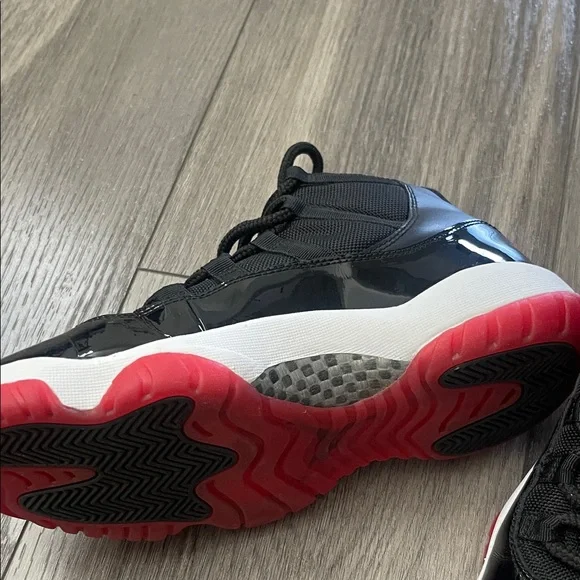 Jordan Athletic Shoes Black and Red - Picture 5 of 7